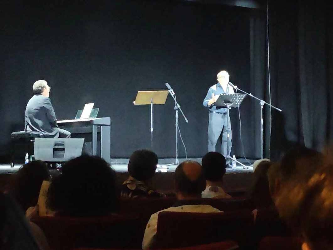 Pepe Viyuela y José Manuel Cuenca durante la actuación en el Teatro Municipal de El Carpio