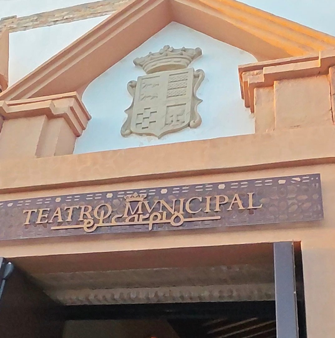 Fachada del Teatro Municipal de El Carpio con el escudo del municipio